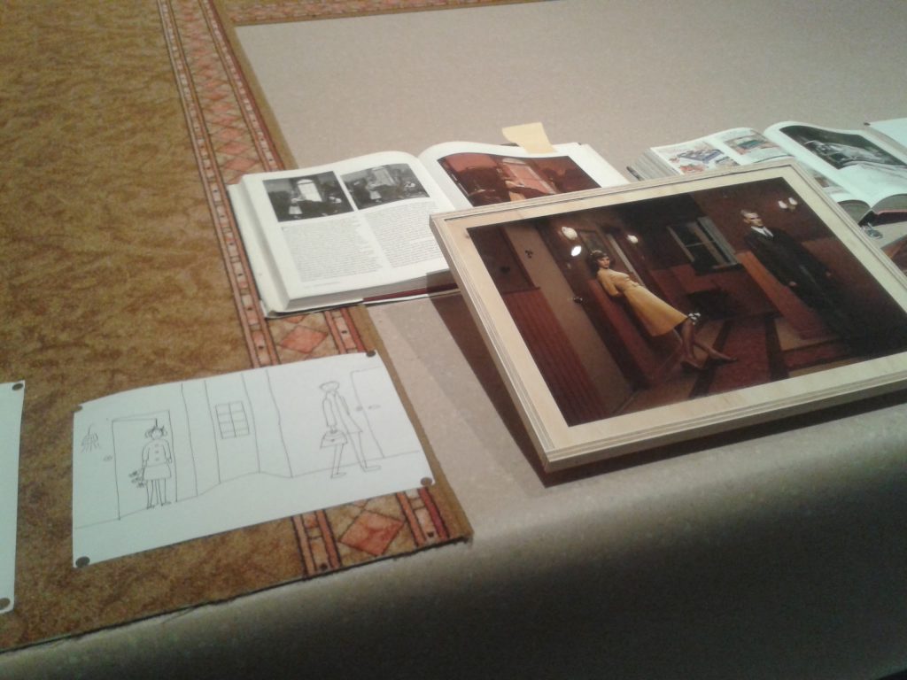 Van inspiratie (boven) naar schets (links) en eindresultaat (rechts) ook Erwin Olaf ploetert aan zijn foto's.