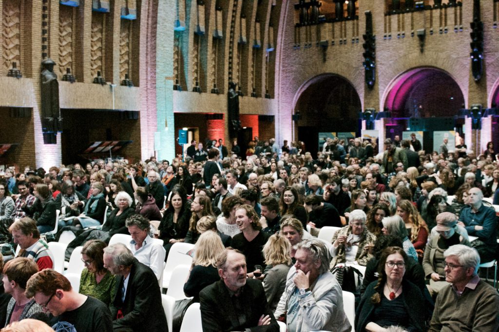 Het publiek was massaal toegestroomd, onder meer voor het openingsoptreden van PJ Harvey ©Marc Brester/AQM