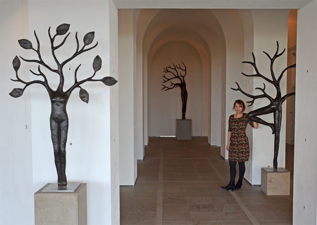Iris Le Rütte op haar tentoonstelling 'Schaduwplaats' met drie Daphnes (foto auteur)