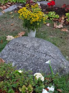 Het graf van Astrid Lindgren, bij haar ouders, op het kerkhof van Vimmerby. ©AQM