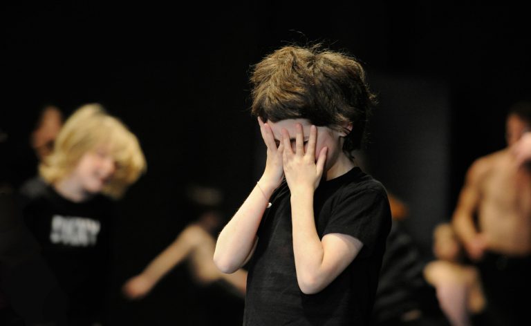 Zo zachtaardig en intelligent als er met de zeer jonge dansers wordt omgesprongen, zo wild zijn vaak de reacties op 'Enfant' van Boris Charmatz #HF12