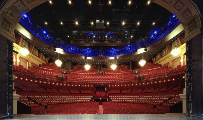 Nederlandse Reisopera avec une comédie musicale. Avec Sanne Wallis de Vries. Au Théâtre Royal Carré.