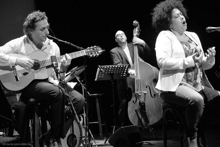 Thijs Borsten (links), even als gitarist actief, met zangeres Tania Kross en zijn vaste bassist Xander Buvelot. FOTO MARIE-JOSE ELDERING