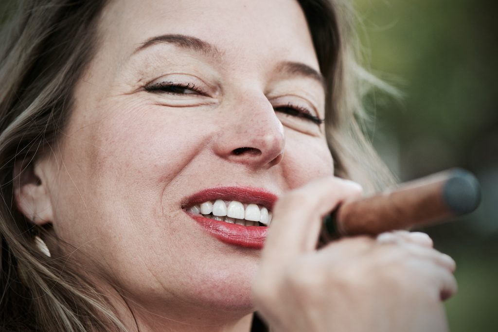 De duistere kant van Ibiza. Esther J. Ending over haar nieuwe roman 'Een eigen eiland'