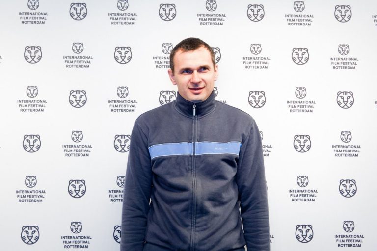 L'Académie européenne du cinéma demande au réalisateur Nikita Mikhalkov de défendre le cinéaste ukrainien emprisonné Oleg Sentsov.
