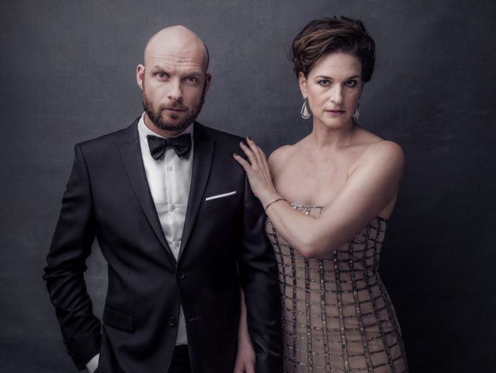 Publiciteitsbeeld Macbeth - Mark Kraan en Saskia Temmink - Het Zuidelijk Toneel - fotograaf Casper Rila_liggend Publiciteitsbeeld Macbeth - Mark Kraan en Saskia Temmink - Het Zuidelijk Toneel - fotograaf Casper Rila_liggend