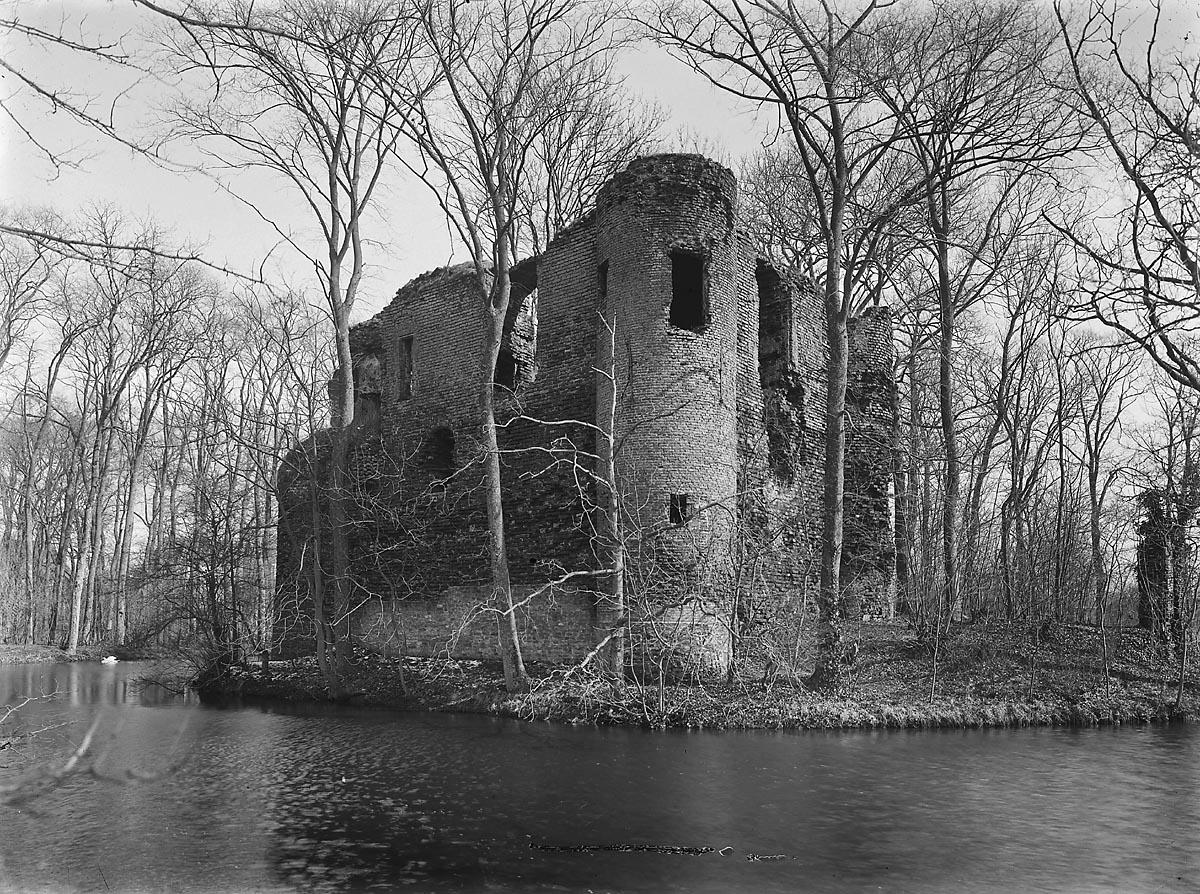 Heenvliet : ruines de Ravestein photographe : Steenbergh, C. (source : http://www.geheugenvannederland.nl/)