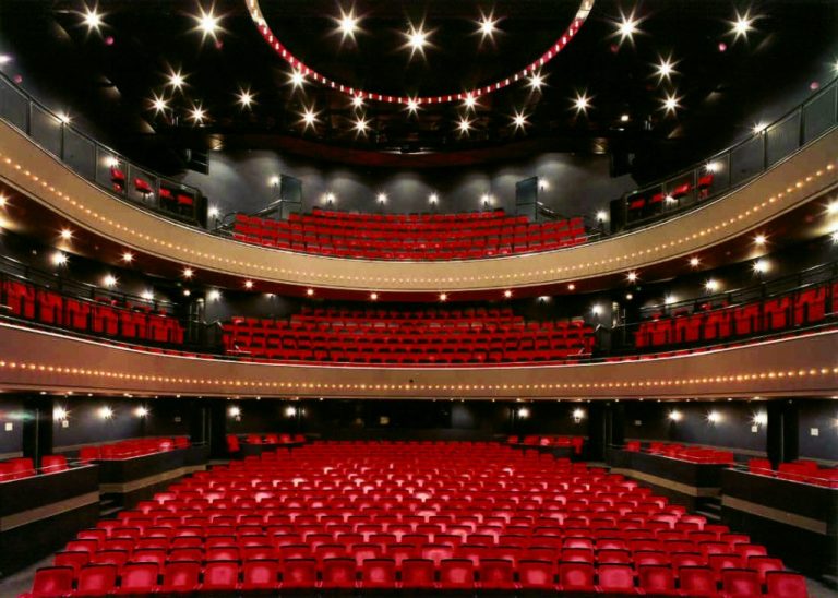 Nederlandse artiesten vragen massaal steun voor vrije theaterproducenten.