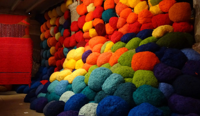 01-Sheila-Hicks-Escalade-Beyond-Chromatic-Lands-2016-2017-Arsenale-End-wall-JWvR-fc1170x680-72 Sheila Hicks, Escalade Beyond Chromatic Lands -2016-2017- Arsenale-End-wall