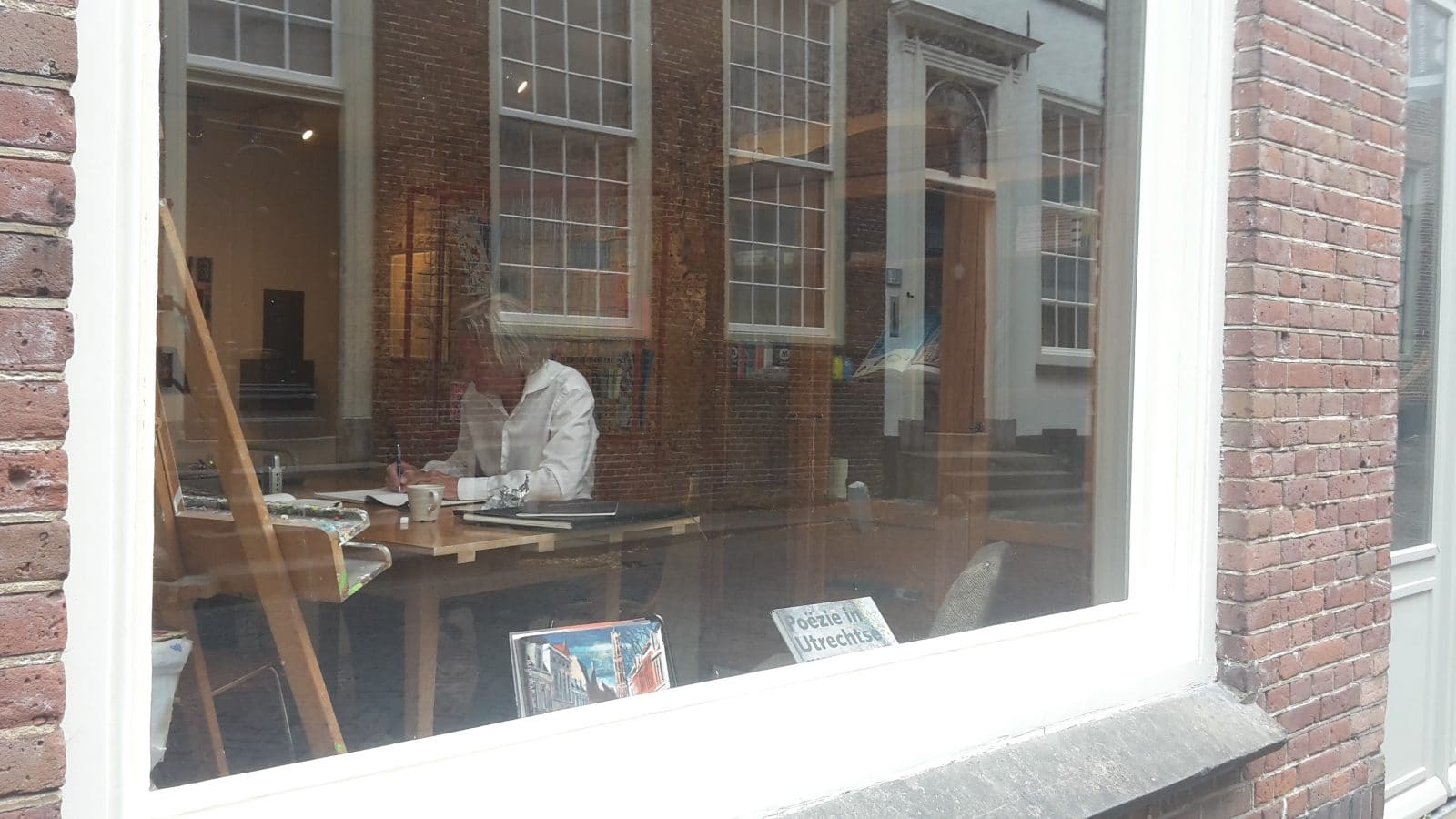 Jeroen van Merwijk achter het raam van Kunstruimte Kuub in Utrecht. Foto: Wijbrand Schaap