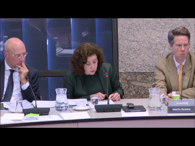 Minister Ingid van Engelshoven (midden) superieur in eerste cultuurdebat Minister Ingid van Engelshoven (midden) superieur in eerste cultuurdebat (Foto: screenshot livestream Tweede Kamer)