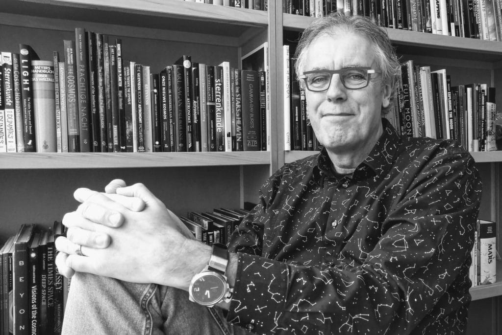 PODCAST! Govert Schilling en Leoni Jansen vinden via Twitter troost in totale nietigheid. (Waarom ook Joni Mitchell onsterfelijk is)