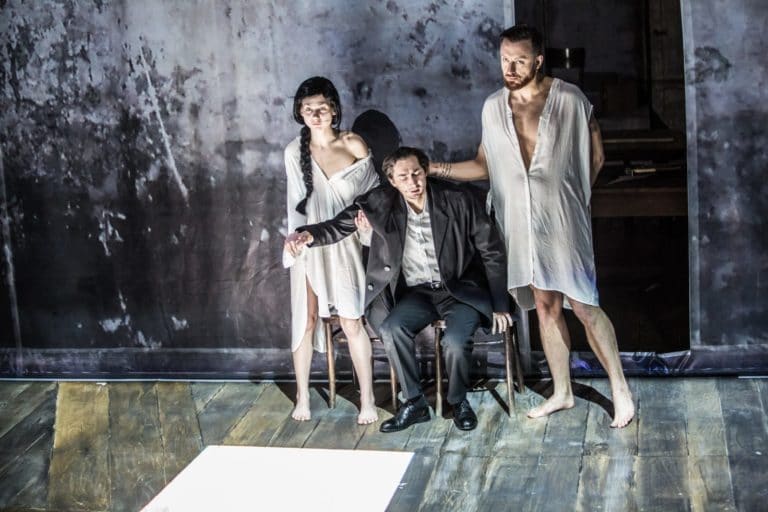 Heb meelij met de Polen! Intense suïcidale treurigheid in toneelbewerking van Kafka's 'Proces'.