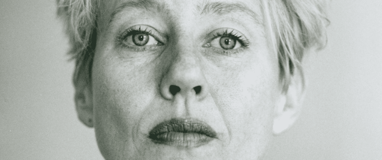 'Wikileaks is nog nooit op één fout betrapt' - Iris ter Schiphorst schrijft Assange: Fragmente einer Unzeit