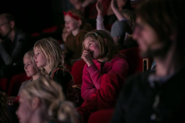 De nouveaux parents naissent chaque année ! (Pourquoi les programmateurs de théâtre devraient prendre beaucoup plus de risques)