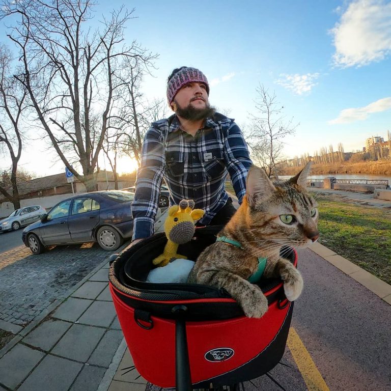 Een wereldreis, een fiets, een kat en haar bodyguard Dean: 'Nala maakt mijn leven een stuk spannender'