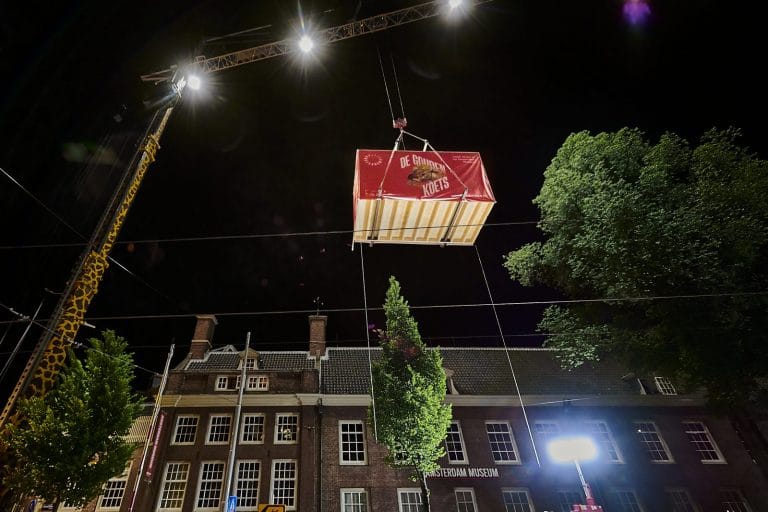 Golden coach hoisted over Amsterdam Museum