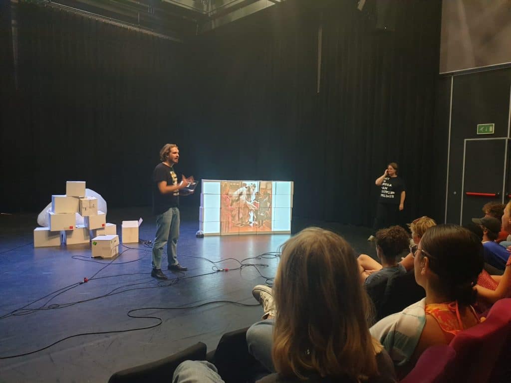 Terug naar de oerkracht van de magie, via het jeugdtheater. Met dank aan Jetse Batelaan.