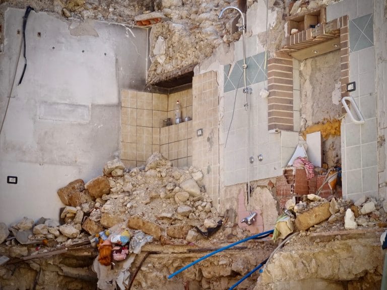 'Les gens en pleurs cherchaient désespérément des photos de famille'. Franco Faggiani a écrit un roman sur les tremblements de terre en Italie.