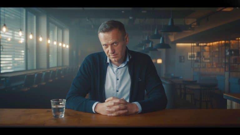 Impressive docu Navalny very briefly in the cinema. Russian opposition leader asks Putin henchmen: 'Why do you want to kill me?'
