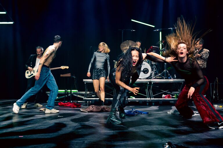 À découvert : danser sur scène et dans la salle de spectacle.