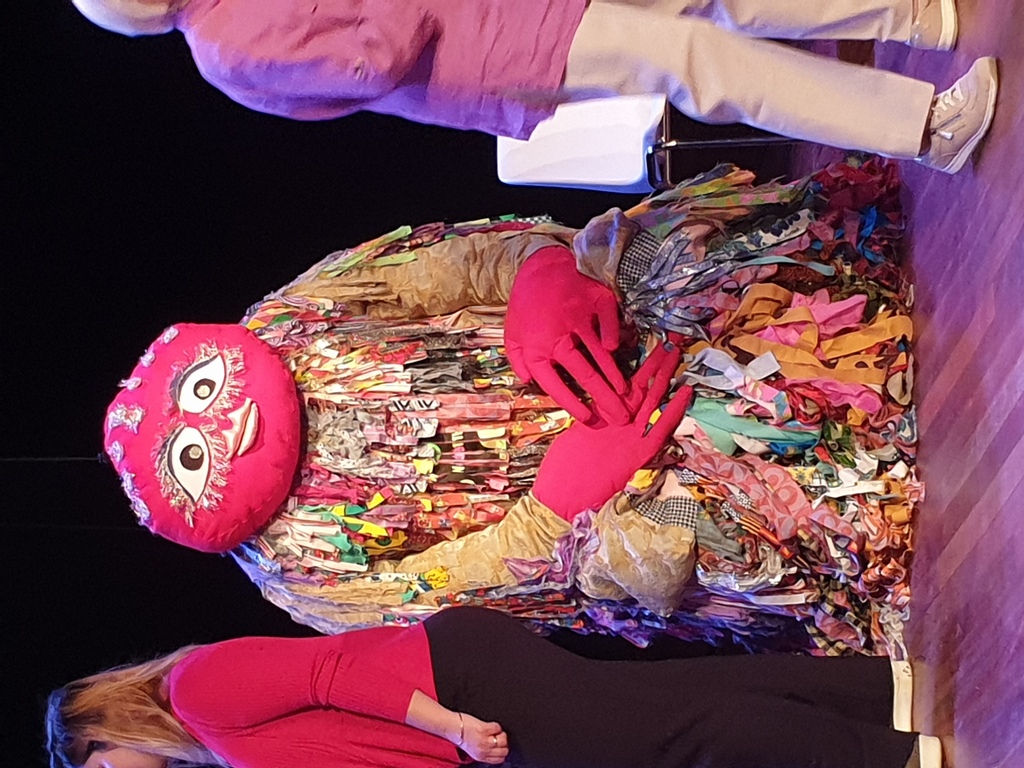 We moeten anders met onze laatste dagen omgaan, zoveel maakt POW-WOW van Minou Bosua duidelijk. 