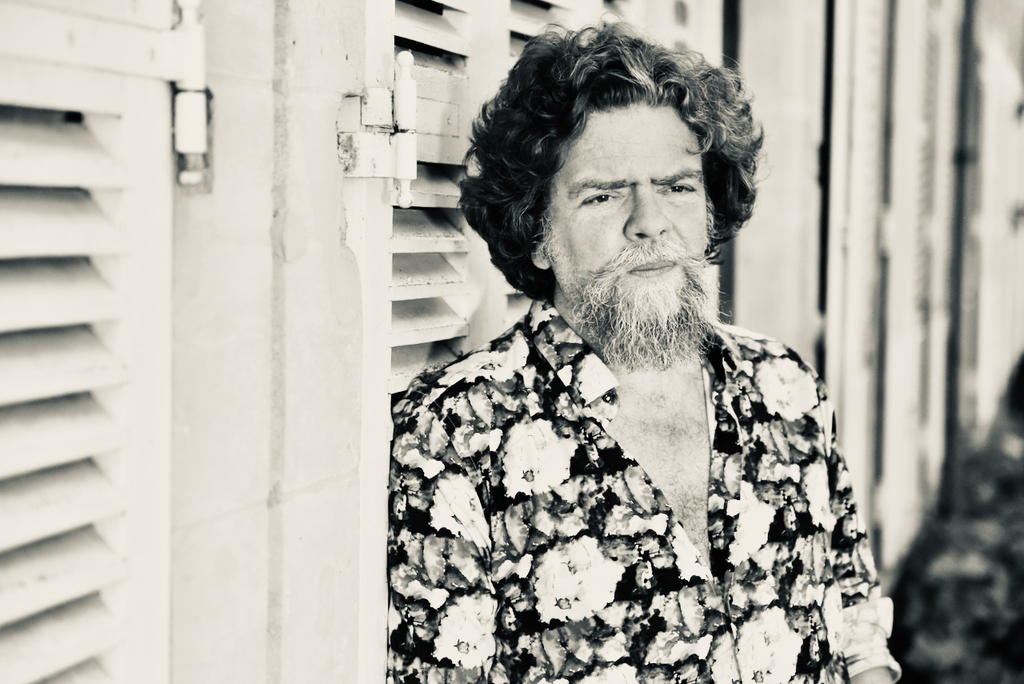 'We zullen omsingeld worden door fictie.' Jeroen Olyslaegers over zijn nieuwe novelle, de illusie van bezit en modern escapisme
