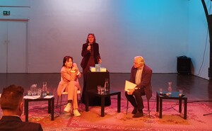 Foto van presentatie met deelnemers Cathelijne Broers, Renée Steenbergen en Rien van Gendt.