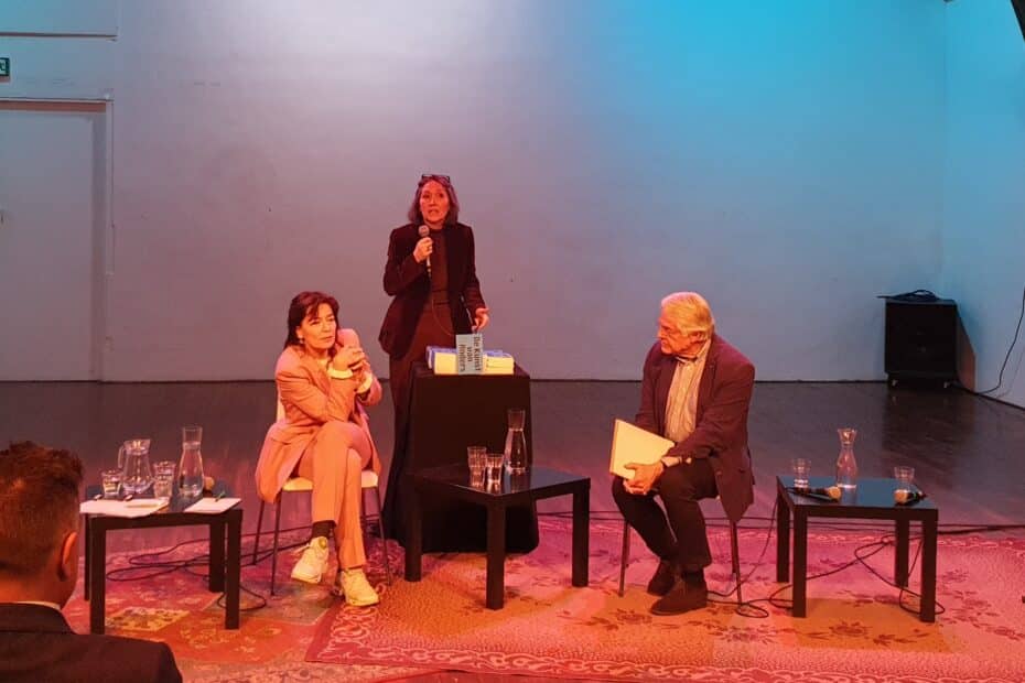 Photo of presentation with participants Cathelijne Broers, Renée Steenbergen and Rien van Gendt.