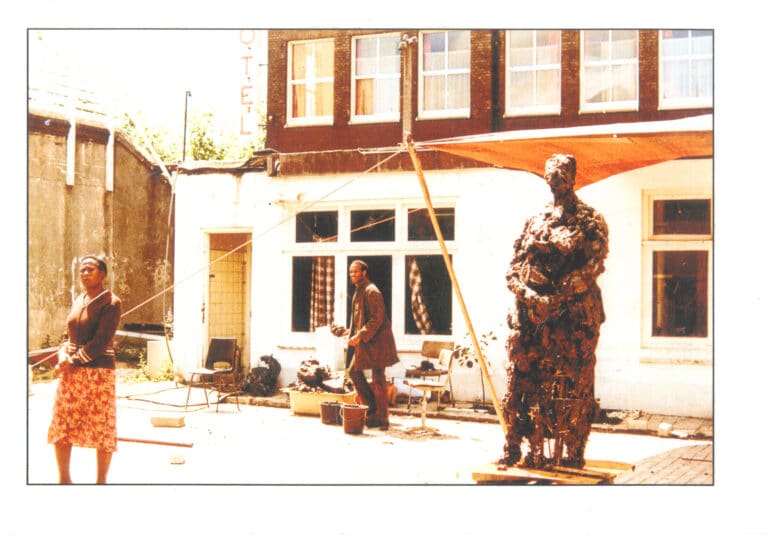 Nelson Carrilho travaillant sur la sculpture Mama Baranka, été 1984. Collection de photos Nelson Carrilho