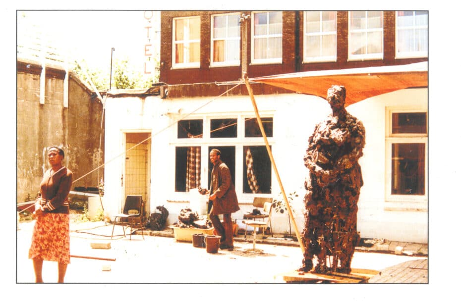 Nelson Carrilho working on the Mama Baranka sculpture, summer 1984. Photo collection Nelson Carrilho