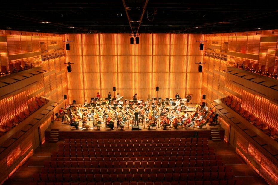Muziekgebouw aan t IJ Grote Zaal cr Postman81 (Postman81, CC BY-SA 3.0 , via Wikimedia Commons)