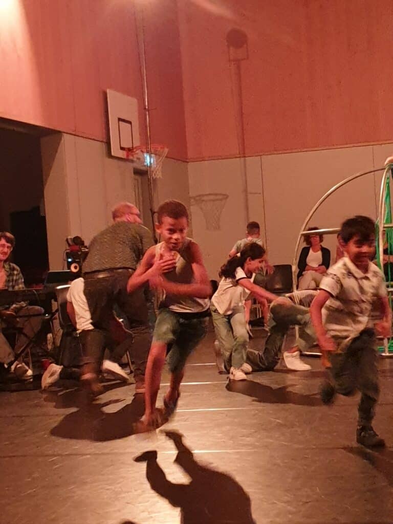 It Takes A Child To Raise A Village, scenebeeld door auteur.
