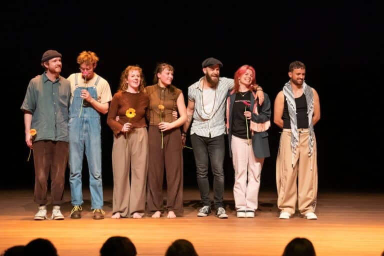 De makers die speelden op de opening speelden van Delft Fringe Festival. V.l.n.r.: Ard Kok, Remijn Weijdema, Emma Thomson, Mariví van den Hooff, Bob Donkers, Mystha Mandersloot, Oudail el Omari. Fotograaf: Sjoerd Derine.