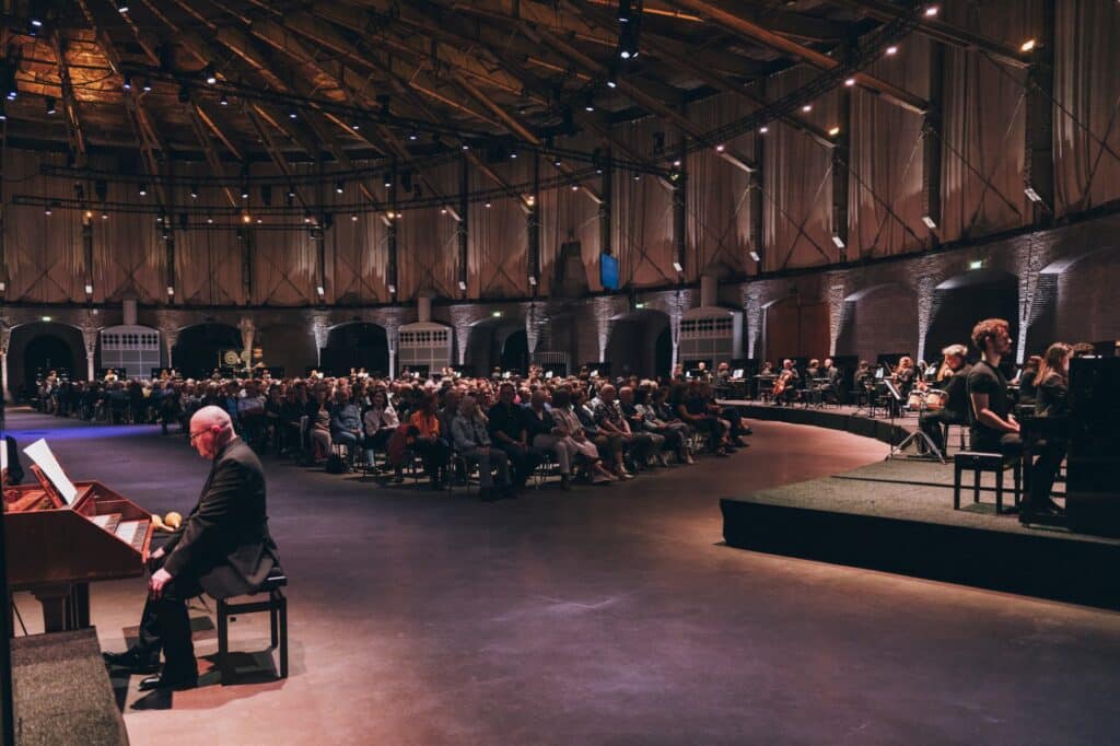 Elfduizend snaren in een ronde tempel: hoogtepunt Holland Festival, maar ook gemiste kans?