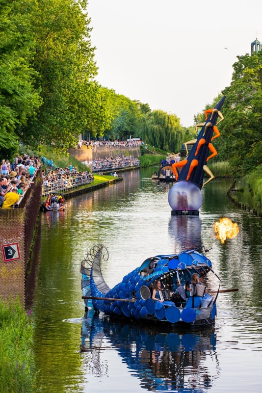 Tu dois voir cela pendant le spectacle d'art Bosch Parade. 