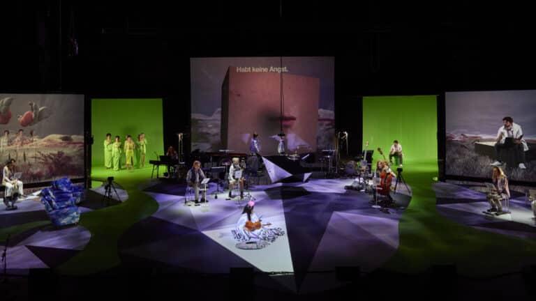 Melencolia door Ensemble Modern op het Holland Festival: Onwerkelijk goed muziektheater over het einde van alles