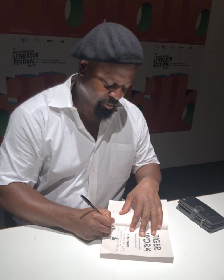 Ben Okri in Berlijn: “Ik kan je magie laten zien in een handvol aarde.”