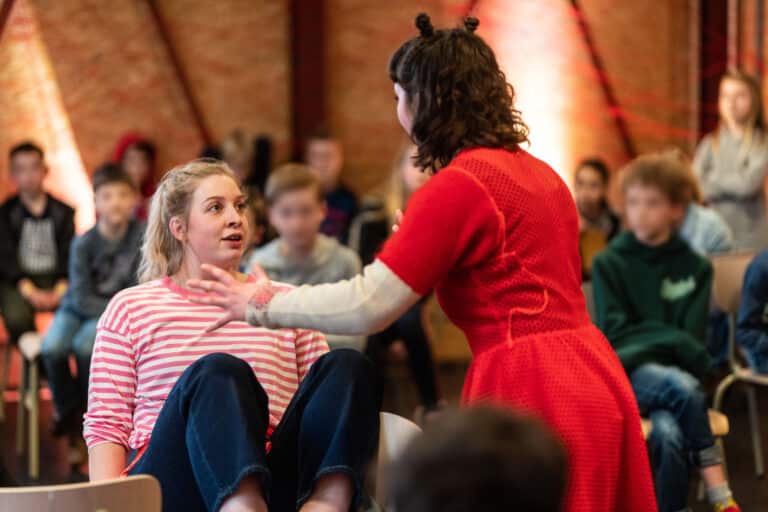 Theater Sonnevanck & Het NUT presenteren: Roos & Ariadne (8+): Over liefde en andere walgelijke dingen 