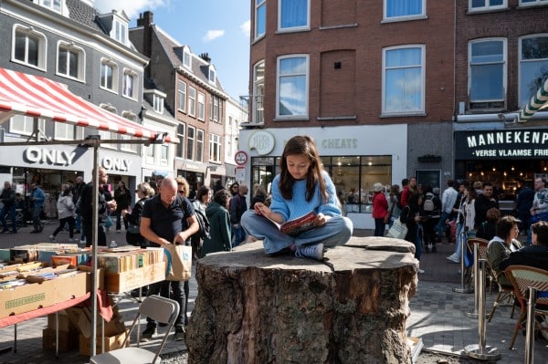 Lezersmars door Utrecht, een boek in de lucht voor vrijheid en democratie