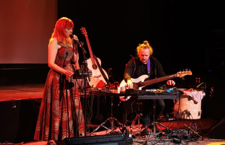 November Music gaat van start op vrijdag 7 november 2025 en presenteert SoundBites, 80 concerten en twee festivalharten in ’s-Hertogenbosch