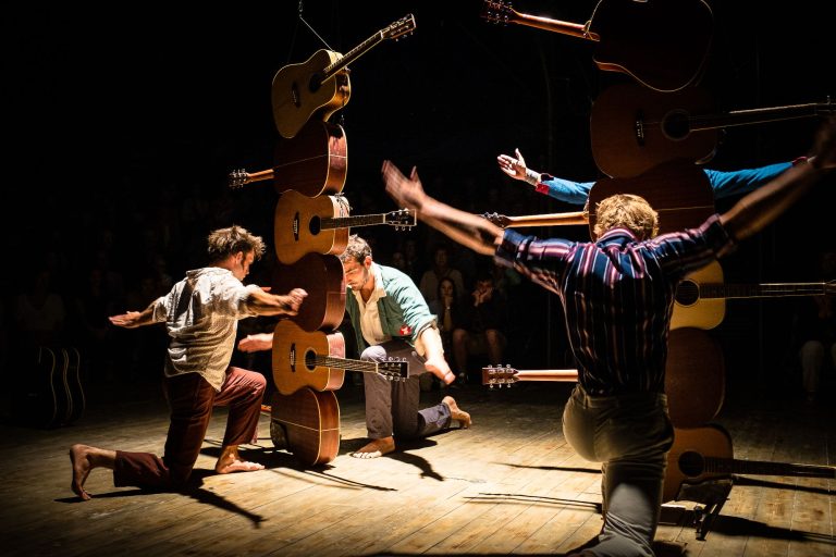 Les Dodos een feelgood-show met acrobaten en gitaren
